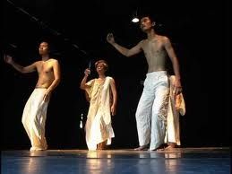 Χορέψτε στο σκοτάδι για να βρείτε το φως μέσα σας