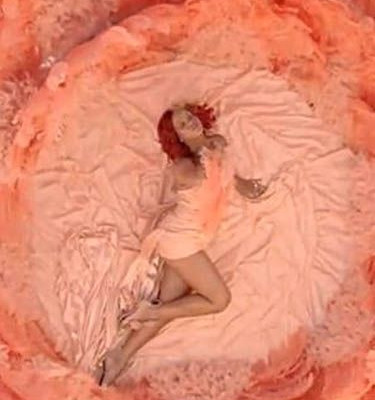 Η σκοτεινή και η φωτεινή πλευρά της Rihanna