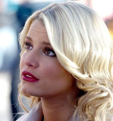 H Jessica Simpson και το γόνατο του Εric Johnson