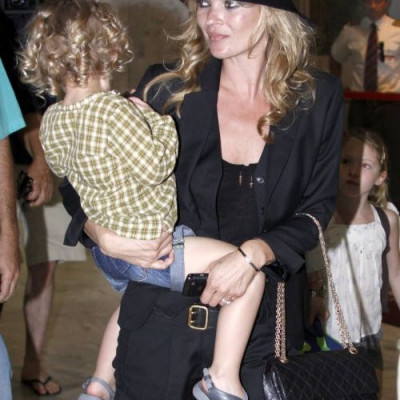 Η Kate Moss είναι μια «μάνα κουράγιο»