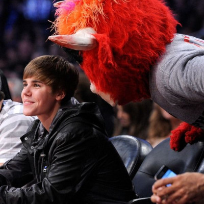 JUSTIN BIEBER WATCHING THE NBA ALL STAR GAME 2011