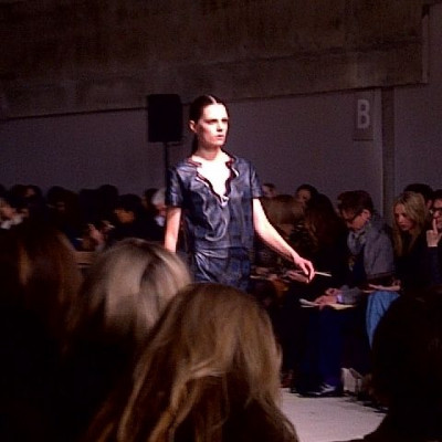 Συμβαίνει τώρα: όταν η Anna συνάντησε τον σχεδιαστή Christopher Kane