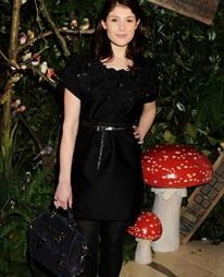 H Gemma Arterton δεν αντέχει το κόκκινο χαλί