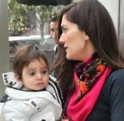 Δείτε την Σεχραζάτ σε νέες πόζες με τον γιο της