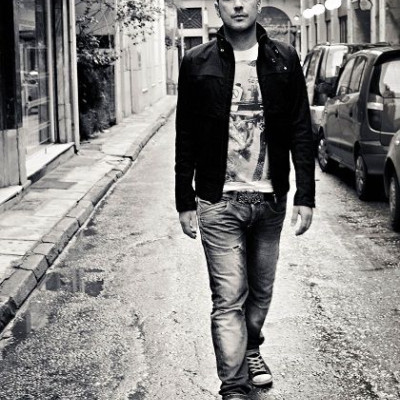 Ο Μιχάλης Εμιρλής σε μια απρόβλεπτη βραδιά, στο λιμάνι