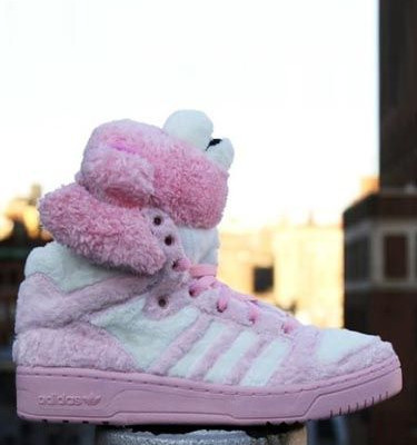 Μετά τα καφέ και τα ροζ αρκουδάκια του Jeremy Scott για λογαριασμό της Αdidas Originals κάνουν το ντεμπούτο τους στην αμερικανική αγορά