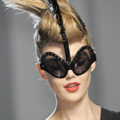 Φορέστε τους τα γυαλιά