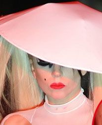 H Lady Gaga εντυπωσίασε τους ανθρώπους της μόδας