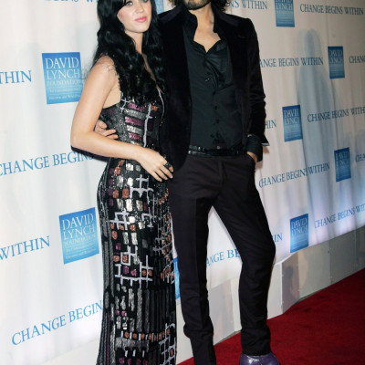 Russell Brand: Έχω γίνει ο μπάτλερ της Katy Perry