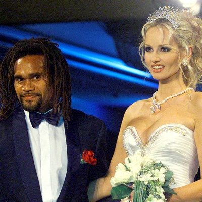 Σκλεναρίκοβα Vs Καρεμπέ-Να έχεις ή να είσαι