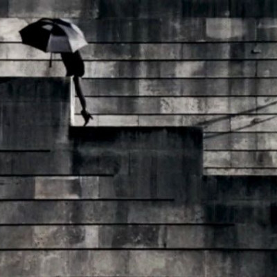 Σκιές, έντονες γωνίες, σκοτεινοί δρόμοι και ένας πρωταγωνιστής σε μια έρημη πόλη