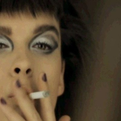 60s αισθητική σε ένα βίντεο που αποτυπώνει τη γυναικεία γοητεία