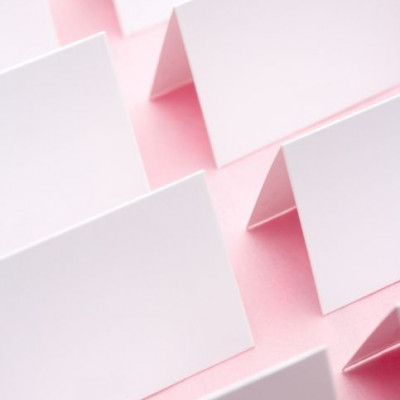 Οι καλεσμένοι αργούν να απαντήσουν στις προσκλήσεις, αλλά πρέπει να μάθω σύντομα τον συνολικό αριθμό. Τι να κάνω;