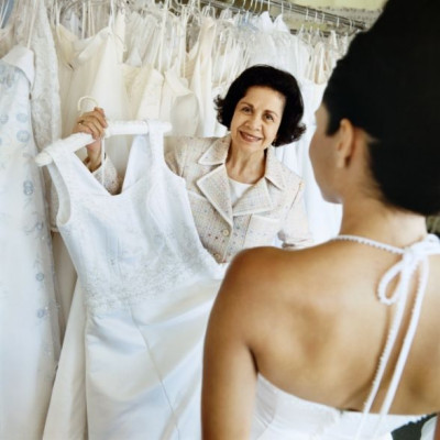 Το νυφικό μου δεν αρέσει στην πεθερά μου και δεν θέλω να δημιουργηθεί πρόβλημα. Τι να κάνω;