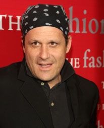 O Isaac Mizrahi ξεσπαθώνει