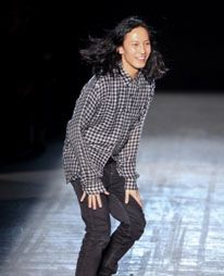 Η ανάποδη μπλούζα του Alexander Wang
