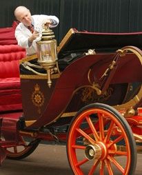 Για το νυφικό δεν έχουμε ιδέα, αλλά μάθαμε για τα οχήματα