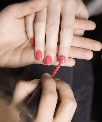 Κόκκινα νύχια ναι, κίτρινα ποτέ