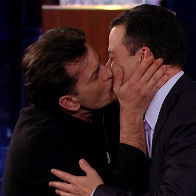 To παθιασμένο φιλί του Charlie Sheen στον Jimmy Kimmel