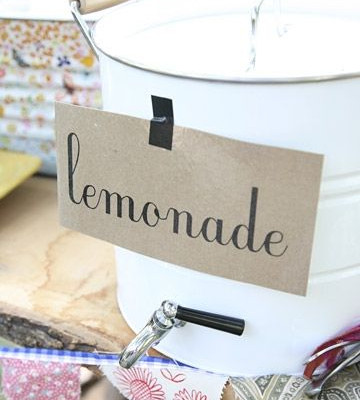 Ένα τραπέζι με αναψυκτικά και γλυκά