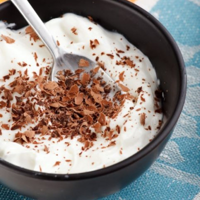 Δροσερό γιαούρτι με μέλι και κουβερτούρα