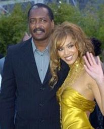 Η Beyonce απολύει τον πατέρα της από μάνατζερ