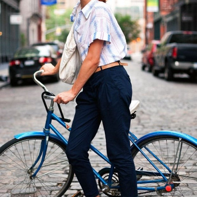 Chic κορίτσια πάνω σε ποδήλατα