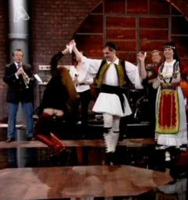 Video: Το τσάμικο της Έλενας Παπαρίζου!