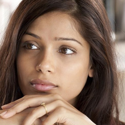 Ανακαλύψτε το juicy μυστικό ομορφιάς της Freida Pinto