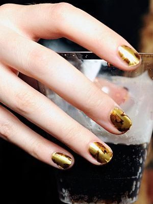 Νύχια μεταλλικά και παλαιωμένα σαν το καλό κρασί