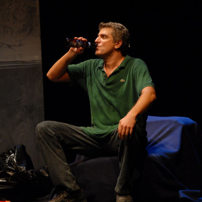 Ο «Caveman» επιστρέφει στη σπηλιά του