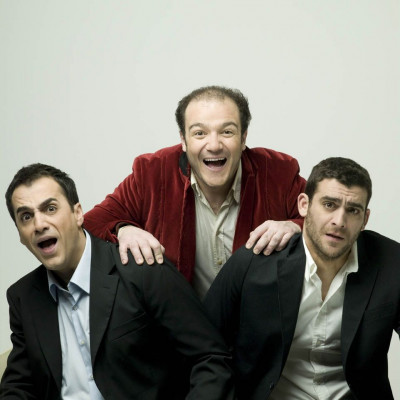 Μια παρέα ηλιθίων σας καλεί σε δείπνο