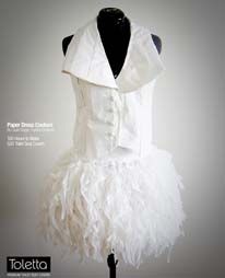 Ένα φόρεμα από χάρτινα καλύμματα τουαλέττας