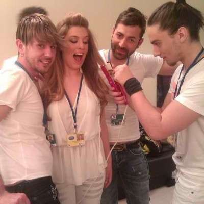 Ο κομμωτής του Greek Idol περιγράφει στο Queen.gr το τι επικρατούσε λίγα λεπτά πριν την έναρξη στα καμαρίνια