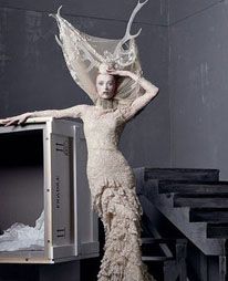 H Sara Burton αποκαλύπτει ότι το νυφικό της ήταν η έμπνευση για ένα φόρεμα του McQueen