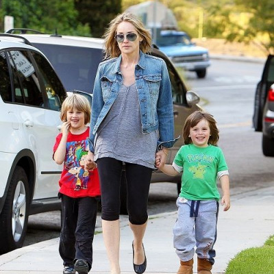 Sharon Stone: Η βόλτα μιας καθημερινής μαμάς