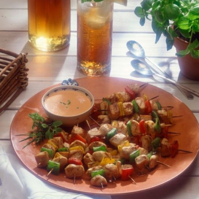 Τρυφερά σουβλάκια κοτόπουλου με σάλτσα γιαουρτιού