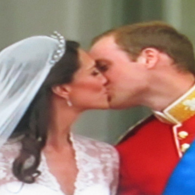 KATE MIDDLETON  & PRINCE WILLIAM ... THE  KISS !!!!!