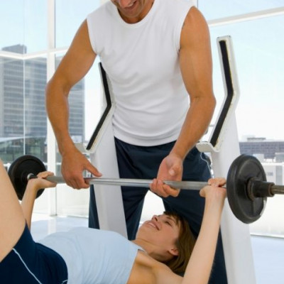 Καθίστε κάτω από την μπάρα.