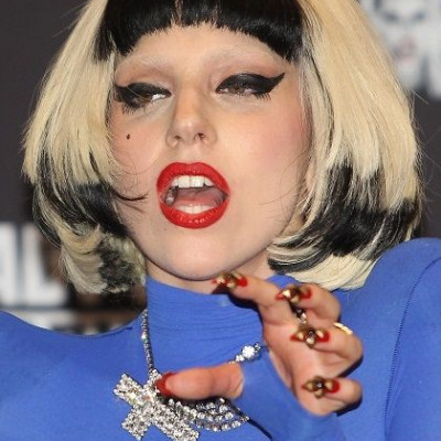 Η Lady Gaga δείχνει τα νύχια της