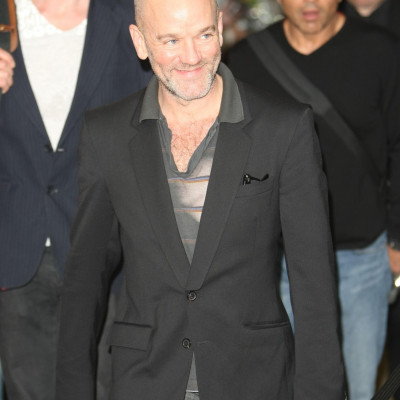 Ο τραγουδιστής των R.E.M. Michael Stipe σε ρόλο σωτήρα