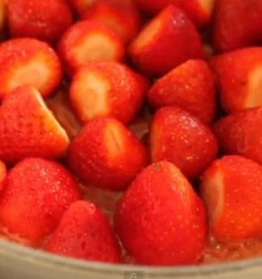 Σάλτσα φράουλας για τα γλυκά και τις σαλάτες σας