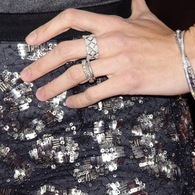 Κοίτα! Χέρια χωρίς χρώμα