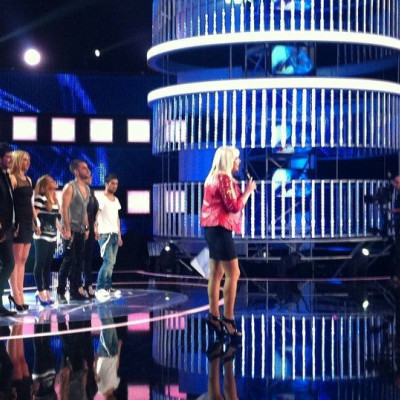 Ο Κώστας Καπετανίδης "έστειλε" με την κριτική του την Κέρεν στο σπίτι της . Όλο το παρασκήνιο του Greek Idol Live που είχε ένταση και συγκίνηση