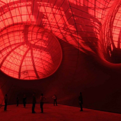 Anish Kapoor: Leviathan  Ο διάσημος καλλιτέχνης αιχμαλωτίζει τη φαντασία των παριζιάνων με ένα γλυπτό γιγαντιαίων διαστάσεων