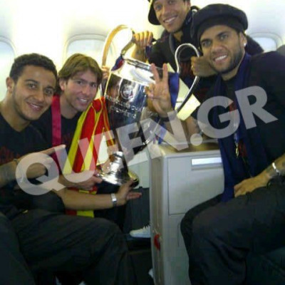 Τα αγορια της BARCA στο αεροπλανο μαζι με το κυπελλο του CHAMPIONS LEAGUE !!!!!