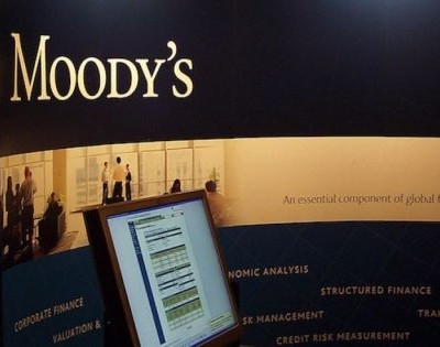 Η Moody’s υποβάθμισε 8 ελληνικές τράπεζες