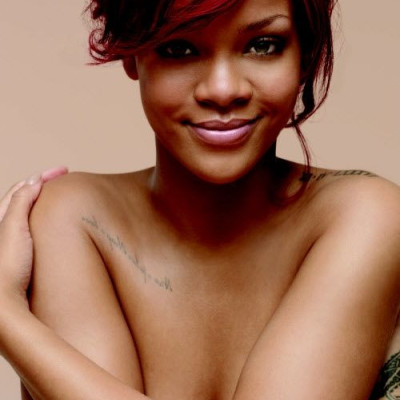 Η Rihanna γδύνεται για μία γυναίκα