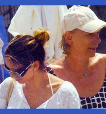 Έλλη Κοκκίνου: Καρέ-καρέ στη θάλασσα με τον γιο της και τη μητέρα της