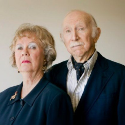 Πεθερά ... κρυμμένη πίσω από τον πεθερό